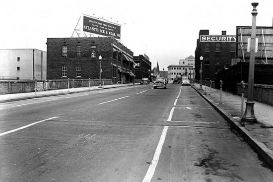Courtland Street in 1954. Two lanes with on-street parking on both sides. Photograph from Lane Brothers Photographs Collection, Georgia State University Library. Courtesy of Georgia State University.